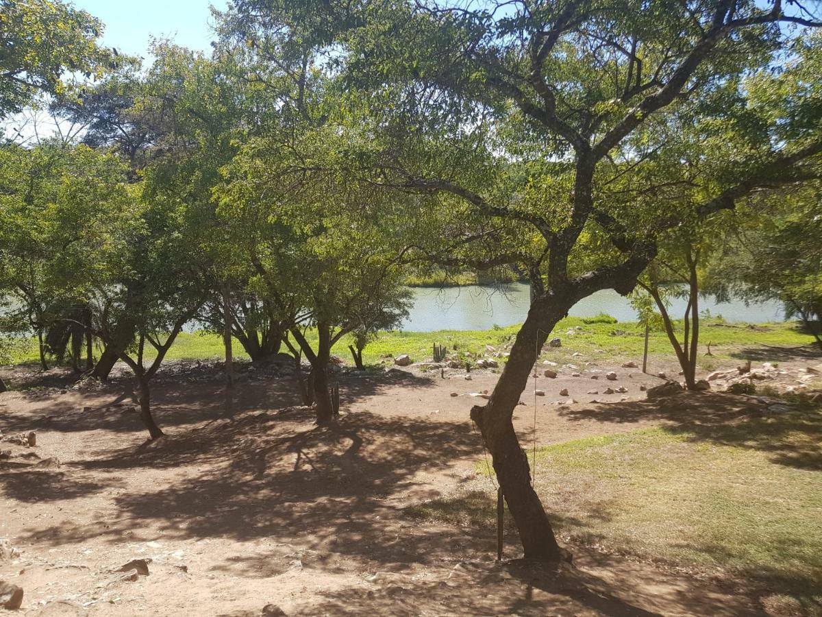 Хостел Nyangombe Backpackers Kwekwe Екстер'єр фото