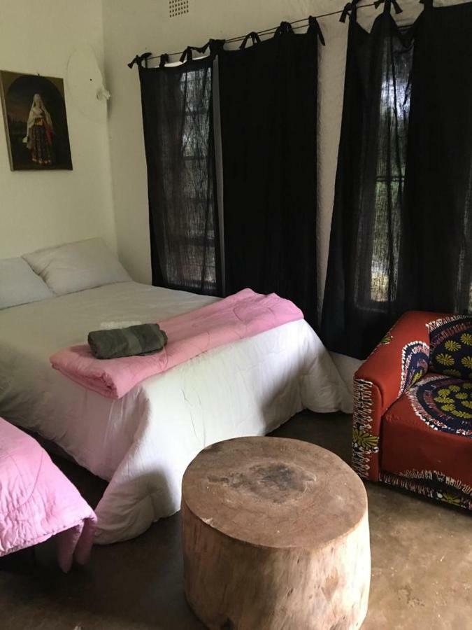 Хостел Nyangombe Backpackers Kwekwe Екстер'єр фото