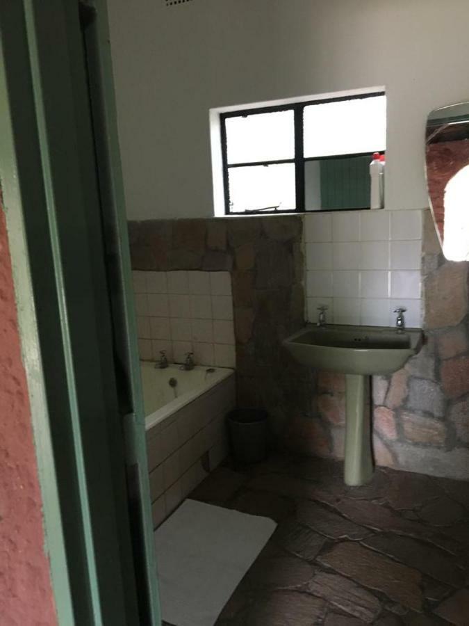 Хостел Nyangombe Backpackers Kwekwe Екстер'єр фото